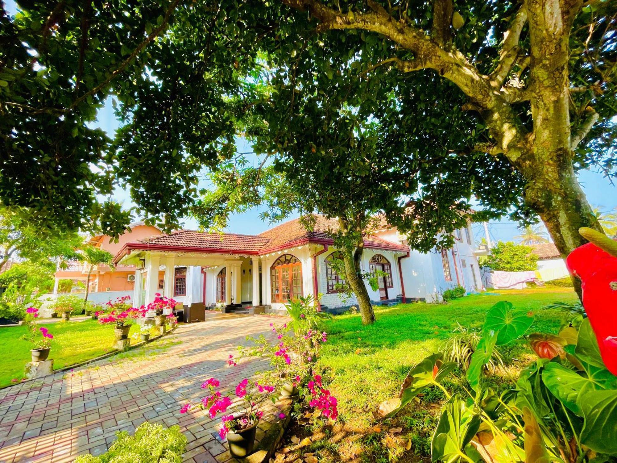 Grand Villa Negombo Exterior photo